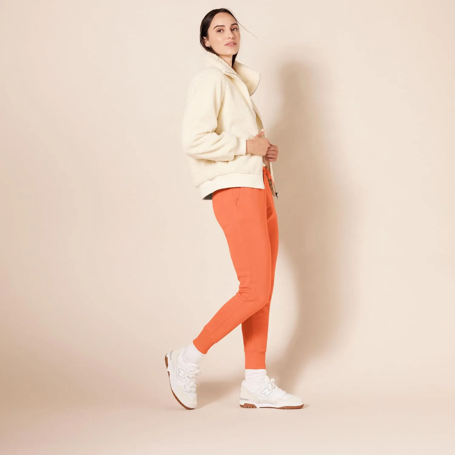 Amazon Essentials Women's Fleece Jogger Sweatpant (Available in Plus Size)